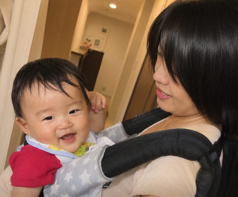 歩けない&一人遊びができないお子様を抱っこしながらあやしている様子です。