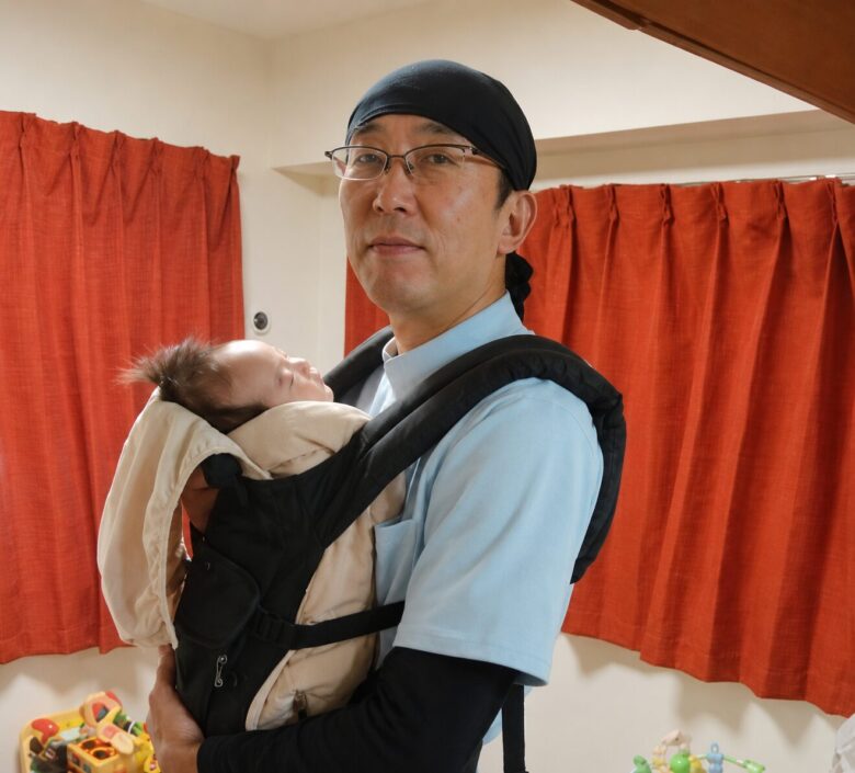 首の座っていないお子様をインサートを使用してしっかり抱っこサポート。寝かしつけまでして施術が終わるまでお世話をいたします